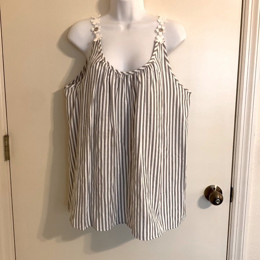 Daisy strap tank top. Cute
